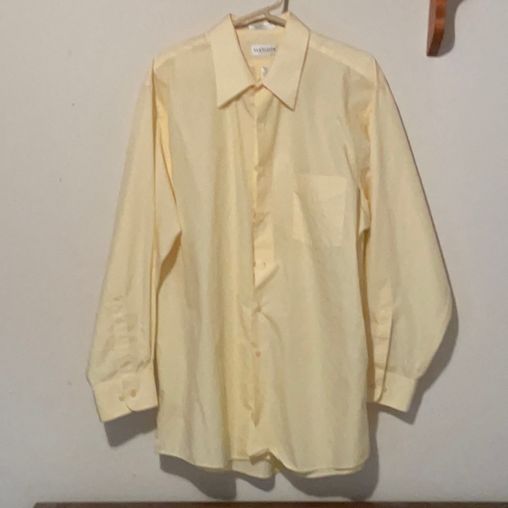 Van huesen dress shirt. XL